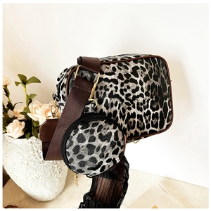 Detail der Crossbody-Tasche mit Leopardenmuster, kleinem Münzfach und braunem Gurt
