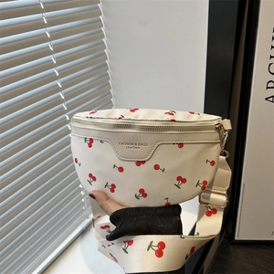 Sac De Poitrine Bandoulière En Cuir PU Pour Femmes Avec Imprimé Cerise Rouge Large Bandoulière Réglable Sac Banane Rue