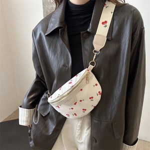 Sac bandoulière blanc minimaliste avec imprimé cerise rouge et large sangle tendance