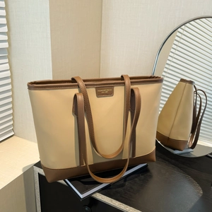 Minimalistische Damen-Tragetasche im Farbblock-Design in Beige und Braun
