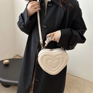 Chic heart-shaped quilted handbag in cream leather with ruched handle and shoulder strap