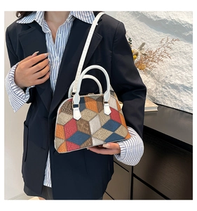 Détail d'un sac coquillage géométrique multicolore avec patchwork de losanges texturés