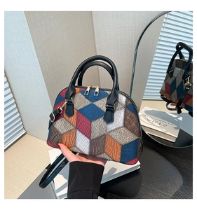 Détails du sac à main tricolore avec textures de cuir variées et finitions métalliques dorées