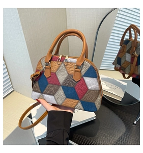 Vue détaillée du sac à main en cuir patchwork multicolore avec texture crocodile