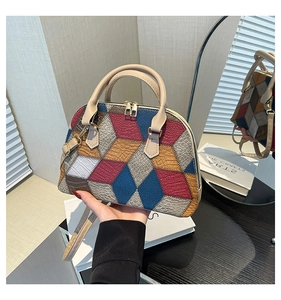 Détail du sac à main shell tricolore avec patchwork en cuir crocodile et grainé