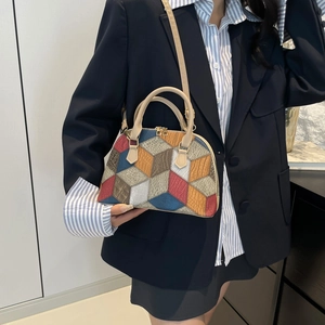 Sac coquille chic avec patchwork géométrique multicolore et bandoulière réglable