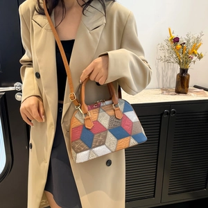 Sac à main chic en patchwork géométrique pour femme avec bandoulière cuir et détails dorés