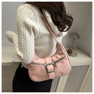 Detailansicht der rosa Schultertasche aus Kunstleder mit silberner Schließe