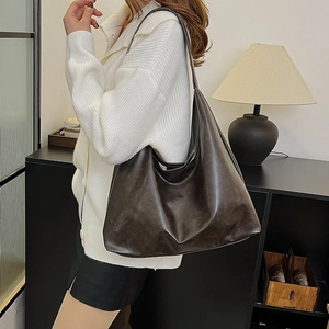 Grand sac fourre-tout minimaliste en similicuir marron pour un style chic au quotidien