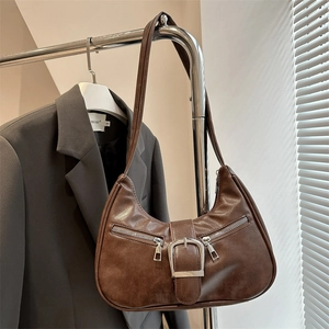 Braune Retro-Hobo-Tasche aus Leder mit silberner Schnalle und Reißverschluss an Blazer