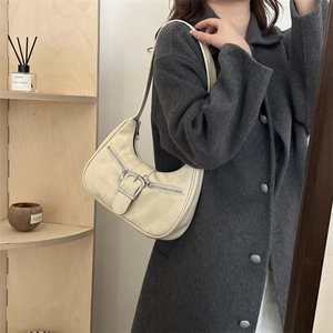 Schicke beige Halbmond-Tasche mit Vintage-Schnalle und funktionellen Reißverschlussdetails