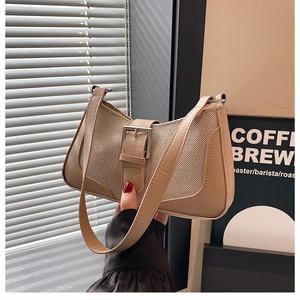 Détail du sac baguette en lin beige avec texture tissée et boucle en métal argenté