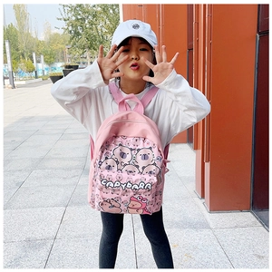 Kinder-Rucksack mit Capybara-Print, am Kindermodel zur Größenveranschaulichung getragen