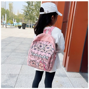 Kleinkind im Freien mit einem rosa Rucksack mit Capybara-Print und großem Fassungsvermögen