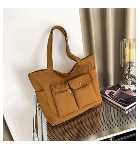 Detailansicht der camel Leinwand-Einkaufstasche mit mehreren Taschen im Metallregal