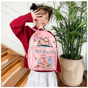 Detailaufnahme eines rosa Kinderrucksacks mit süßen Capybara-Cartoon-Motiven