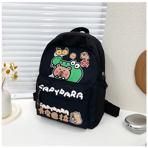 Detailansicht des schwarzen Capybara-Rucksacks mit Cartoons und Netz-Seitentasche