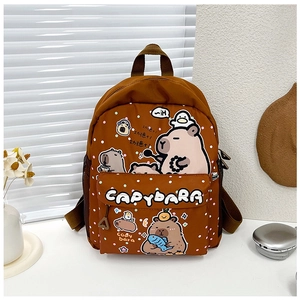 Nahaufnahme von niedlichem Capybara-Print und Netztaschen auf braunem Schulrucksack