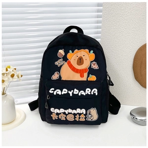 Detailansicht des schwarzen Capybara Rucksacks mit seitlicher Netztasche und Tiermotiv