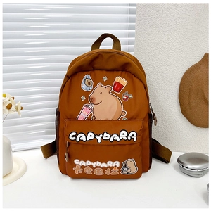 Detailansicht des braunen Wasserschwein-Rucksacks mit Netztaschen und süßen Illustrationen