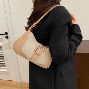 Sac bandoulière demi-lune beige et marron avec boucle métallique minimaliste