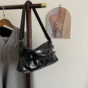 Damen Schultertasche Glänzendes PU Leder Plissiertes Design Dekorative Schnallen Mode Achsel Umhängetasche Punk Stil