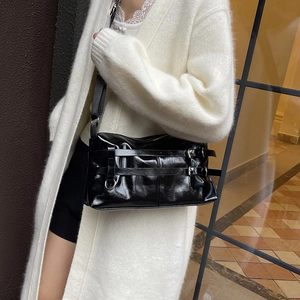 Minimalistische glänzende schwarze Falten-Schultertasche mit silbernen Schnallen