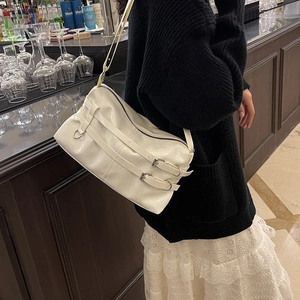 Minimalistische cremefarbene Schultertasche mit Falten und silbernen Schnallen für Damen