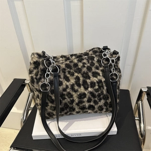 Grand Sac Tote en Peluche Imprimé Léopard pour Femme Sac à Épaule en Fausse Fourrure Avec Bandoulière en Chaîne Métallique