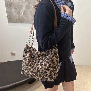 Sac fourre-tout tendance en peluche léopard avec bandoulières en cuir et chaînes