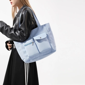 Hellblaue große Tragetasche mit funktionellen Taschen für Arbeit und Alltag