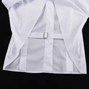 Detail der weißen Baumwollbluse mit verstellbarem Riemen und silberner Metallschnalle