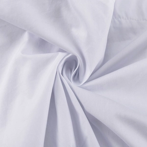 Nahaufnahme der weißen Baumwollstoffstruktur mit elegantem Kreuzdesign der Bluse