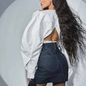 Weiße Baumwollbluse mit Puffärmeln und Rückenausschnitt kombiniert mit einem Jeansrock
