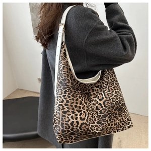Detail of hobo shoulder bag with leopard print texture and white adjustable strap