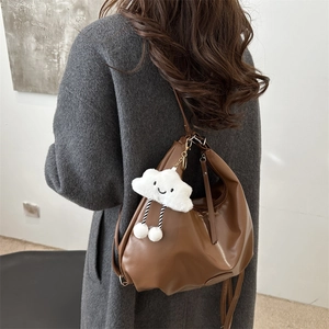 Borsa hobo marrone a mezzaluna in morbida pelle con ciondolo a nuvola bianca sulla spalla
