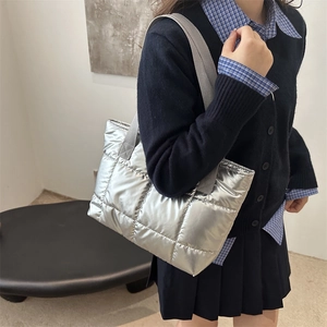 Sac fourre-tout matelassé argenté avec finition métallique porté à l'épaule, mode