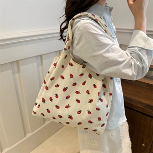 Borsa tote in velluto a coste beige con stampe di fragole rosse e tracolla