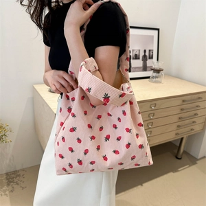 Borsa tote in velluto rosa con motivo a fragole rosse per l'uso quotidiano estivo