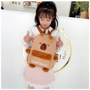 Détail du sac à dos peluche Capybara porté par un enfant pour montrer la taille