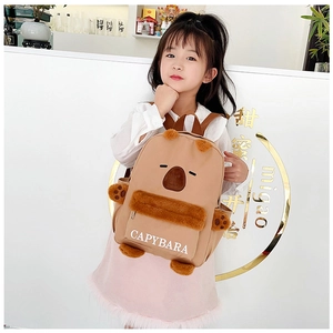 Détail d'un sac à dos capybara marron en peluche pour enfants avec oreilles 3D