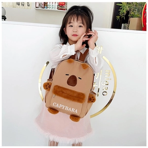 Détail du mignon sac à dos en peluche capybara avec lettres sur une petite fille