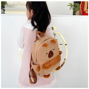 Vue arrière d'un enfant portant le sac à dos Capybara marron avec détails en peluche
