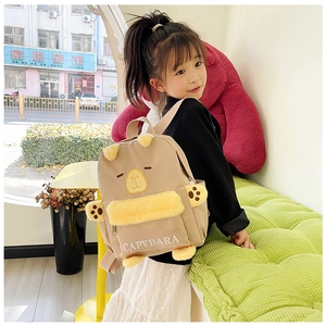 Détail du sac à dos peluche Capybara avec oreilles 3D, pattes et fermeture éclair métallique
