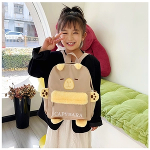 Vue détaillée du sac à dos Capybara en toile kaki avec oreilles en peluche et pattes