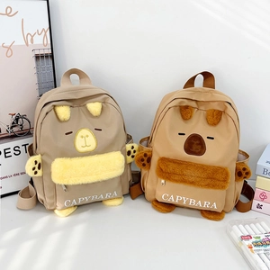 Sac à dos mignon Capybara en nylon imperméable avec détails en peluche douce
