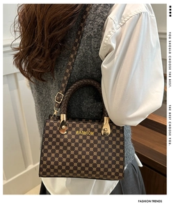Dettaglio borsa a tracolla marrone vintage con manico intrecciato e scritta FASHION oro