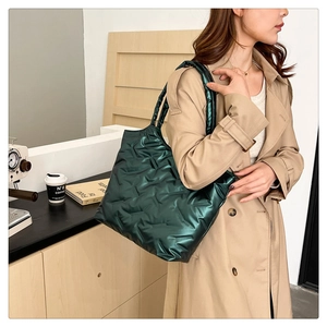 Dettaglio della borsa shopper trapuntata verde scuro con finitura lucida imbottita