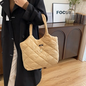 Sac Fourre-Tout Grande Capacité Nylon Matelassé Rhombe Puffer Hiver Commuter Sac À Épaule Avec Pendentif Cerf Doré Pour Femmes