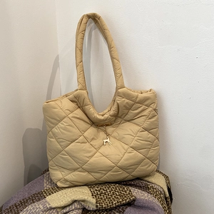 Sac fourre-tout matelassé couleur champagne avec motif losange et breloque dorée
